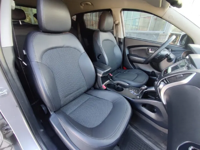 Продам hyundai ix35 год выпуска - 2011 двигатель - 2.0 бензин акпп - автомат привод полный цена - 1.185.000₽ тел. +7 949 538-35-46 автомобиль в хорошем состоянии мотор работает без нареканий масло не расходует коробка передач без нареканий едет бодро ходовая часть без посторонних шумов и стуков чистый ухоженный салон хорошая комплектация описывать можно очень долго в машине есть абсолютно всё камера заднего вида 4 стеклоподъёмника складывание зеркал двух зонный климат-контроль кондиционер мульти руль круиз контроль датчики света датчики дождя подогрев сидений передних и задних без ключевое доступ кнопка старт стоп все работает в штатном режиме любое оформление в мрэо осмотр город донецк 📞 🇷🇺 звоните: +79495383546 - фотография - 10