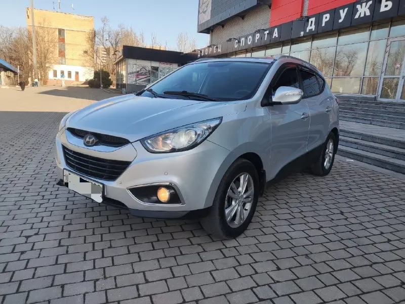 Продам hyundai ix35 год выпуска - 2011 двигатель - 2.0 бензин акпп - автомат привод полный цена - 1.185.000₽ тел. +7 949 538-35-46 автомобиль в хорошем состоянии мотор работает без нареканий масло не расходует коробка передач без нареканий едет бодро ходовая часть без посторонних шумов и стуков чистый ухоженный салон хорошая комплектация описывать можно очень долго в машине есть абсолютно всё камера заднего вида 4 стеклоподъёмника складывание зеркал двух зонный климат-контроль кондиционер мульти руль круиз контроль датчики света датчики дождя подогрев сидений передних и задних без ключевое доступ кнопка старт стоп все работает в штатном режиме любое оформление в мрэо осмотр город донецк 📞 🇷🇺 звоните: +79495383546 - фотография - 2