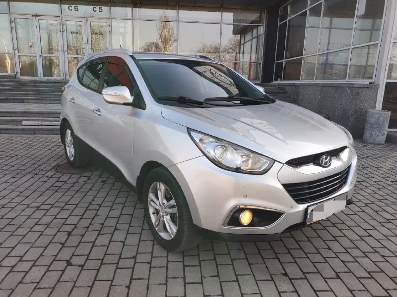 Продам hyundai ix35 год выпуска - 2011 двигатель - 2.0 бензин акпп - автомат привод полный цена - 1.185.000₽ тел. +7 949 538-35-46 автомобиль в хорошем состоянии мотор работает без нареканий масло не расходует коробка передач без нареканий едет бодро ходовая часть без посторонних шумов и стуков чистый ухоженный салон хорошая комплектация описывать можно очень долго в машине есть абсолютно всё камера заднего вида 4 стеклоподъёмника складывание зеркал двух зонный климат-контроль кондиционер мульти руль круиз контроль датчики света датчики дождя подогрев сидений передних и задних без ключевое доступ кнопка старт стоп все работает в штатном режиме любое оформление в мрэо осмотр город донецк 📞 🇷🇺 звоните: +79495383546 - фотография - 3