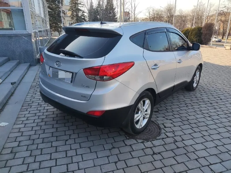 Продам hyundai ix35 год выпуска - 2011 двигатель - 2.0 бензин акпп - автомат привод полный цена - 1.185.000₽ тел. +7 949 538-35-46 автомобиль в хорошем состоянии мотор работает без нареканий масло не расходует коробка передач без нареканий едет бодро ходовая часть без посторонних шумов и стуков чистый ухоженный салон хорошая комплектация описывать можно очень долго в машине есть абсолютно всё камера заднего вида 4 стеклоподъёмника складывание зеркал двух зонный климат-контроль кондиционер мульти руль круиз контроль датчики света датчики дождя подогрев сидений передних и задних без ключевое доступ кнопка старт стоп все работает в штатном режиме любое оформление в мрэо осмотр город донецк 📞 🇷🇺 звоните: +79495383546 - фотография - 4