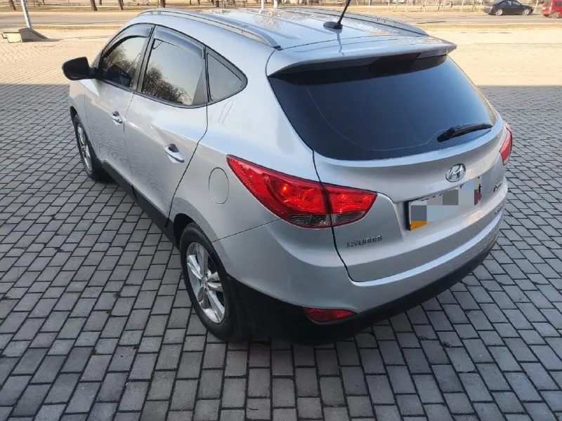 Продам hyundai ix35 год выпуска - 2011 двигатель - 2.0 бензин акпп - автомат привод полный цена - 1.185.000₽ тел. +7 949 538-35-46 автомобиль в хорошем состоянии мотор работает без нареканий масло не расходует коробка передач без нареканий едет бодро ходовая часть без посторонних шумов и стуков чистый ухоженный салон хорошая комплектация описывать можно очень долго в машине есть абсолютно всё камера заднего вида 4 стеклоподъёмника складывание зеркал двух зонный климат-контроль кондиционер мульти руль круиз контроль датчики света датчики дождя подогрев сидений передних и задних без ключевое доступ кнопка старт стоп все работает в штатном режиме любое оформление в мрэо осмотр город донецк 📞 🇷🇺 звоните: +79495383546 - фотография - 5