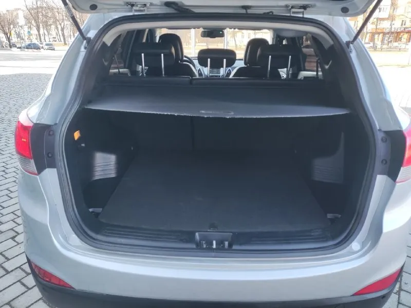 Продам hyundai ix35 год выпуска - 2011 двигатель - 2.0 бензин акпп - автомат привод полный цена - 1.185.000₽ тел. +7 949 538-35-46 автомобиль в хорошем состоянии мотор работает без нареканий масло не расходует коробка передач без нареканий едет бодро ходовая часть без посторонних шумов и стуков чистый ухоженный салон хорошая комплектация описывать можно очень долго в машине есть абсолютно всё камера заднего вида 4 стеклоподъёмника складывание зеркал двух зонный климат-контроль кондиционер мульти руль круиз контроль датчики света датчики дождя подогрев сидений передних и задних без ключевое доступ кнопка старт стоп все работает в штатном режиме любое оформление в мрэо осмотр город донецк 📞 🇷🇺 звоните: +79495383546 - фотография - 6