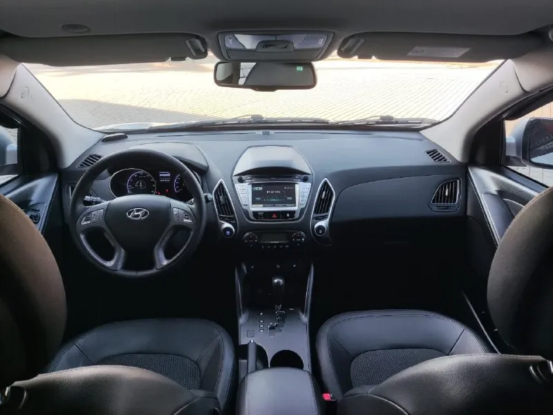 Продам hyundai ix35 год выпуска - 2011 двигатель - 2.0 бензин акпп - автомат привод полный цена - 1.185.000₽ тел. +7 949 538-35-46 автомобиль в хорошем состоянии мотор работает без нареканий масло не расходует коробка передач без нареканий едет бодро ходовая часть без посторонних шумов и стуков чистый ухоженный салон хорошая комплектация описывать можно очень долго в машине есть абсолютно всё камера заднего вида 4 стеклоподъёмника складывание зеркал двух зонный климат-контроль кондиционер мульти руль круиз контроль датчики света датчики дождя подогрев сидений передних и задних без ключевое доступ кнопка старт стоп все работает в штатном режиме любое оформление в мрэо осмотр город донецк 📞 🇷🇺 звоните: +79495383546 - фотография - 7