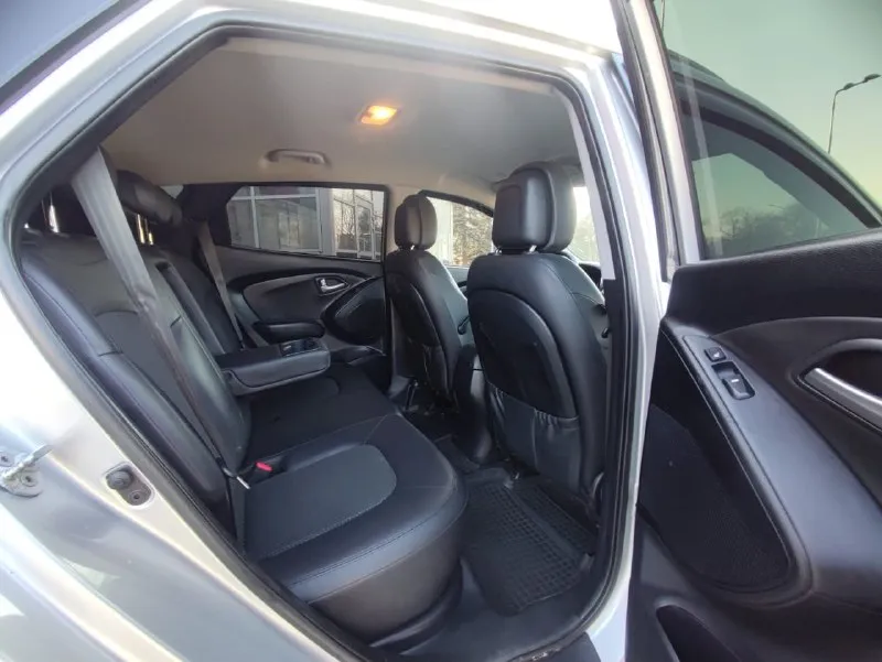 Продам hyundai ix35 год выпуска - 2011 двигатель - 2.0 бензин акпп - автомат привод полный цена - 1.185.000₽ тел. +7 949 538-35-46 автомобиль в хорошем состоянии мотор работает без нареканий масло не расходует коробка передач без нареканий едет бодро ходовая часть без посторонних шумов и стуков чистый ухоженный салон хорошая комплектация описывать можно очень долго в машине есть абсолютно всё камера заднего вида 4 стеклоподъёмника складывание зеркал двух зонный климат-контроль кондиционер мульти руль круиз контроль датчики света датчики дождя подогрев сидений передних и задних без ключевое доступ кнопка старт стоп все работает в штатном режиме любое оформление в мрэо осмотр город донецк 📞 🇷🇺 звоните: +79495383546 - фотография - 9