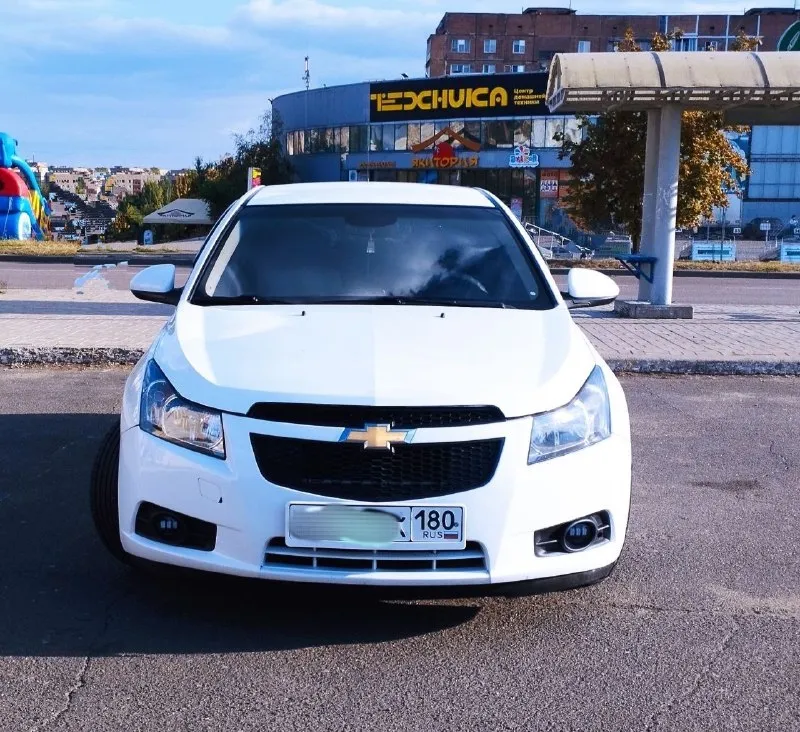 Продам chevrolet cruze 2010 год выпуска 1.6 механическая кпп пробег 217 000 км. авто в отличном состоянии, своевременное обслуживание на сто, недавно заменены свечи, масла, фильтра. 2 комплекта резины, ключей. не траит, не дымит, работает как часы стоят новые тормоза в круг. кондёр, печка все работает, стеклоподъёмники, гур. ходовка мягкая, не гремит. присутствует отличная музыка. я хозяин авто, продаю с переоформлением в мрэо. осмотр г. донецк. цена 780 000 руб. торг у капота. +79493690053. 📞 звоните: +7(949)3690053 - фотография - 2