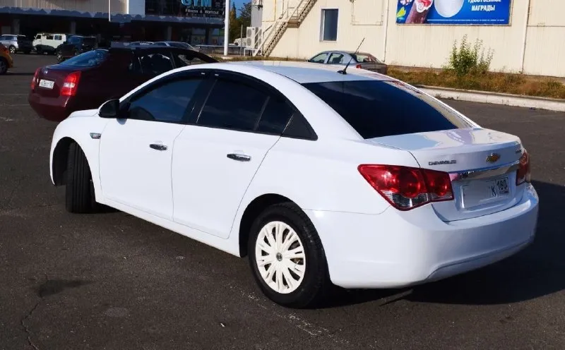 Продам chevrolet cruze 2010 год выпуска 1.6 механическая кпп пробег 217 000 км. авто в отличном состоянии, своевременное обслуживание на сто, недавно заменены свечи, масла, фильтра. 2 комплекта резины, ключей. не траит, не дымит, работает как часы стоят новые тормоза в круг. кондёр, печка все работает, стеклоподъёмники, гур. ходовка мягкая, не гремит. присутствует отличная музыка. я хозяин авто, продаю с переоформлением в мрэо. осмотр г. донецк. цена 780 000 руб. торг у капота. +79493690053. 📞 звоните: +7(949)3690053 - фотография - 4