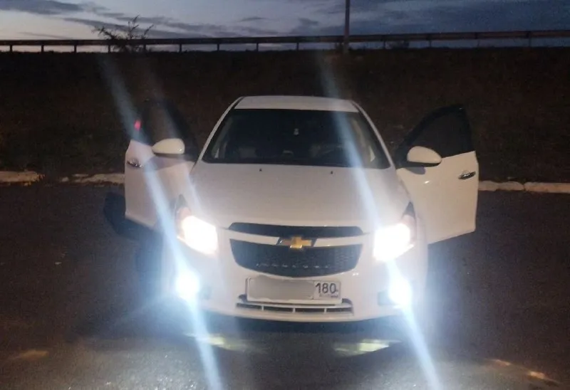 Продам chevrolet cruze 2010 год выпуска 1.6 механическая кпп пробег 217 000 км. авто в отличном состоянии, своевременное обслуживание на сто, недавно заменены свечи, масла, фильтра. 2 комплекта резины, ключей. не траит, не дымит, работает как часы стоят новые тормоза в круг. кондёр, печка все работает, стеклоподъёмники, гур. ходовка мягкая, не гремит. присутствует отличная музыка. я хозяин авто, продаю с переоформлением в мрэо. осмотр г. донецк. цена 780 000 руб. торг у капота. +79493690053. 📞 звоните: +7(949)3690053 - фотография - 7