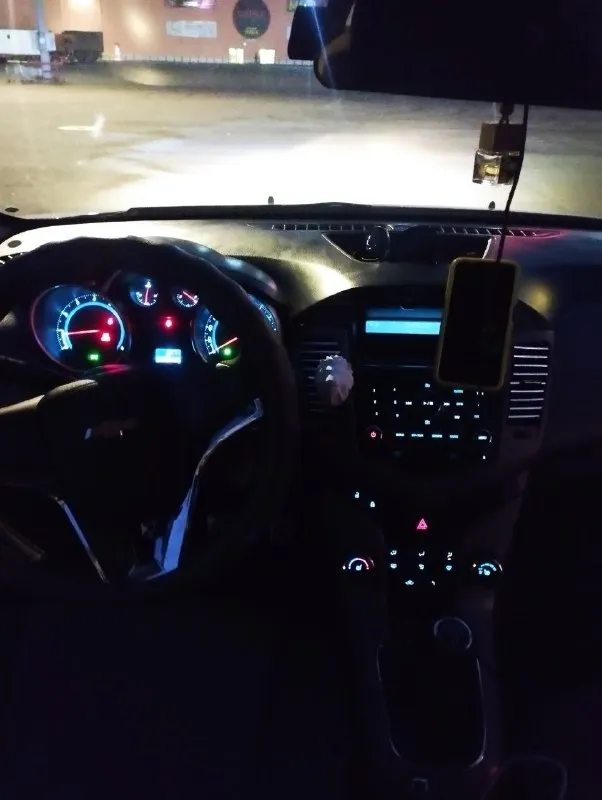 Продам chevrolet cruze 2010 год выпуска 1.6 механическая кпп пробег 217 000 км. авто в отличном состоянии, своевременное обслуживание на сто, недавно заменены свечи, масла, фильтра. 2 комплекта резины, ключей. не траит, не дымит, работает как часы стоят новые тормоза в круг. кондёр, печка все работает, стеклоподъёмники, гур. ходовка мягкая, не гремит. присутствует отличная музыка. я хозяин авто, продаю с переоформлением в мрэо. осмотр г. донецк. цена 780 000 руб. торг у капота. +79493690053. 📞 звоните: +7(949)3690053 - фотография - 8