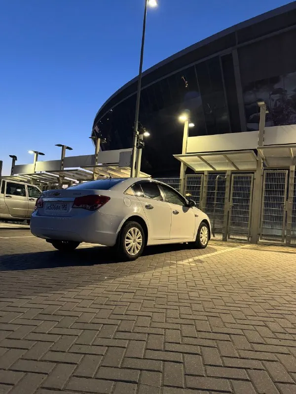 Продам chevrolet cruze 2010 год выпуска 1.6 механическая кпп пробег 217 000 км. авто в отличном состоянии, своевременное обслуживание на сто, недавно заменены свечи, масла, фильтра. 2 комплекта резины, ключей. не траит, не дымит, работает как часы стоят новые тормоза в круг. кондёр, печка все работает, стеклоподъёмники, гур. ходовка мягкая, не гремит. присутствует отличная музыка. я хозяин авто, продаю с переоформлением в мрэо. осмотр г. донецк. цена 780 000 руб. торг у капота. +79493690053. 📞 звоните: +7(949)3690053 - фотография - 9