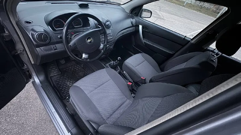 Chevrolet aveo (авео) двигатель 1.4 год: 2010 тип кпп: механическая пробег: 82 000 дополнительная информация: автомобиль в идеальном состоянии. один собственник, одна запись в птс. два косметических окраса, любые проверки. по мотору все сухо, ни одного потека, новый аккумулятор, кондиционер, пороги днище в отличном состоянии, как новая. подвеска отлично, ничего делать не нужно. гаражное хранение, реагентов не видел. два ключа, сигнализация. осмотр донецк, торг у капота цена: 560000 руб +79497710177 📞 звоните: +7(949)7710177 - фотография - 6