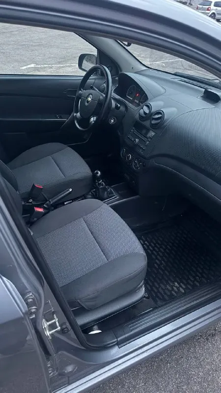 Chevrolet aveo (авео) двигатель 1.4 год: 2010 тип кпп: механическая пробег: 82 000 дополнительная информация: автомобиль в идеальном состоянии. один собственник, одна запись в птс. два косметических окраса, любые проверки. по мотору все сухо, ни одного потека, новый аккумулятор, кондиционер, пороги днище в отличном состоянии, как новая. подвеска отлично, ничего делать не нужно. гаражное хранение, реагентов не видел. два ключа, сигнализация. осмотр донецк, торг у капота цена: 560000 руб +79497710177 📞 звоните: +7(949)7710177 - фотография - 9