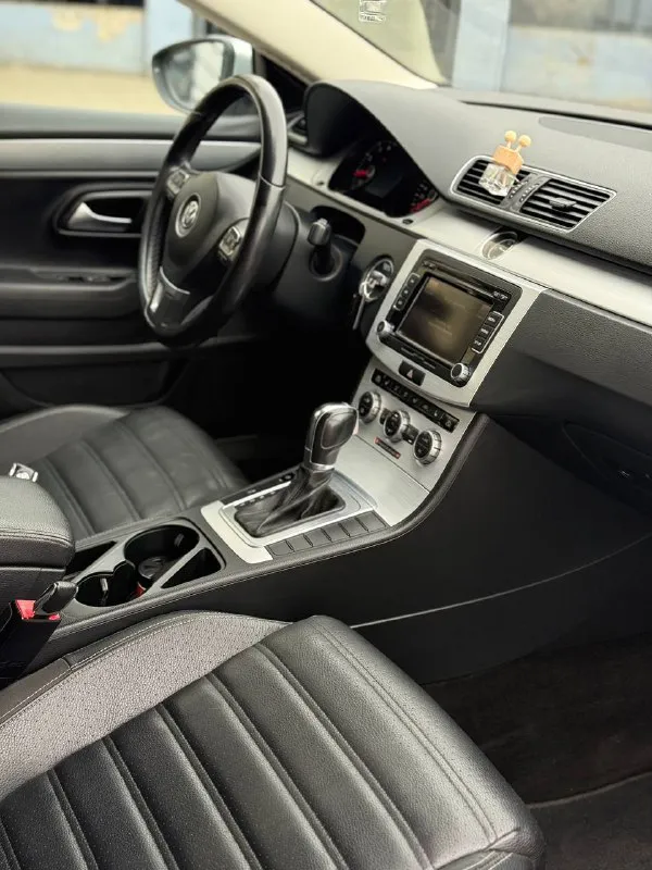 Продам volkswagen cc 2013г. в. 2.0 tsi на dq250 (мокрая). авто в идеальном состоянии по всем параметрам. покупал лично на аукционе копарт и делал тоже сам. все оригинал, сделано отлично. обслуживание дилерское. по кузову без вмятин, царапин, корозий и т. д. пробег 129000км. масло двс каждые 7тыс. агрегаты в идеальном состоянии, кпп без пинков и прочих дефектов, листает как новая. по ходовке заменены сайленты и наконечники лемфердер. колодки в круг новые brembo. поменяна цепь с натяжителями, успокоителями, сальниками все оригинал. авто прошито в revo, под 95 бензин, stage 1. поменяны свечи ngk и катушки ngk красные. в авто порядка 265 сил и 420 момента. 2 комплекта резины. новый акб. авто отполировано и покрыто жидким стеклом. полная шумоизол. дверей, замена задних динамиков. сигнализация с автозапуском и бесключевым доступом, фары затянуты бронью, два комплекта ковров, диски после покраски. богатая комплектация, все работает. авто без вложений. цена 1.890.000 руб. 📲 tg: @dontcallmeimbusy 📞 звоните: +7(949)4451834 - фотография - 9