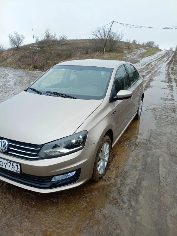 Volkswagen polo 2016 конец 155к ( родной) 1.6 ат ( aisin ) +79790520691 990.000тр продам поло декабрь 2016г комплектация hightline, состояние идеальное, 2 собственника, климат контроль, птс оригинал, вся в родной краске, без дтп и любых притертостей, все расходники поменяны, без любых вложений. подвеска тихая, нет ни звука, ни такси ни каршеринг никогда не была, двс акпп на отлично, камера заднего хода, мультируль, 4 подъёмника, abs, esp, пробег не скрученный как на 80% таких же авто, цена низ рынка на такую комплектацию и состояние так как в продаже другое авто ! 2 комплекта колес, эксплуатация бережная, ездила девушка срочно ! - фотография - 2