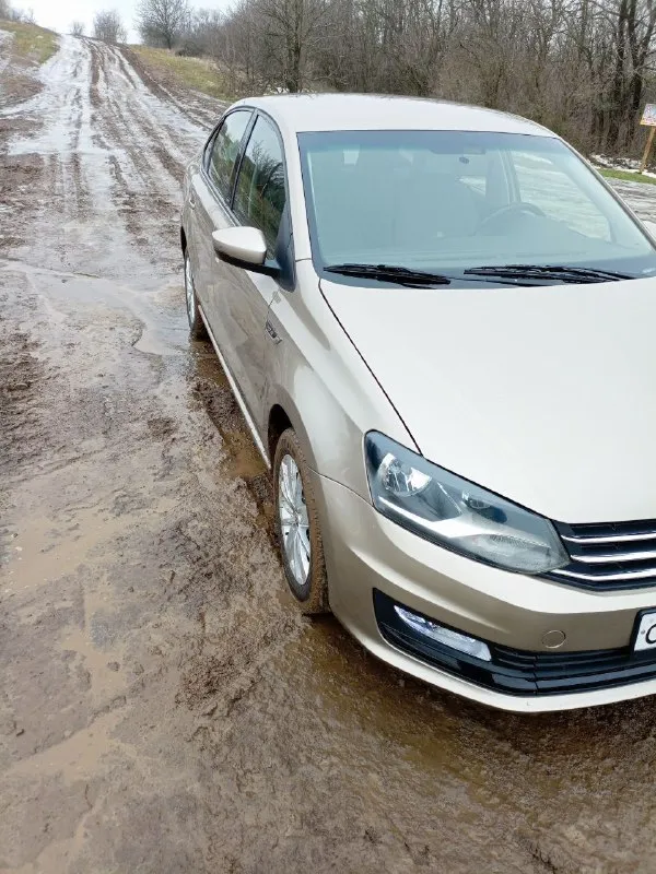 Volkswagen polo 2016 конец 155к ( родной) 1.6 ат ( aisin ) +79790520691 990.000тр продам поло декабрь 2016г комплектация hightline, состояние идеальное, 2 собственника, климат контроль, птс оригинал, вся в родной краске, без дтп и любых притертостей, все расходники поменяны, без любых вложений. подвеска тихая, нет ни звука, ни такси ни каршеринг никогда не была, двс акпп на отлично, камера заднего хода, мультируль, 4 подъёмника, abs, esp, пробег не скрученный как на 80% таких же авто, цена низ рынка на такую комплектацию и состояние так как в продаже другое авто ! 2 комплекта колес, эксплуатация бережная, ездила девушка срочно ! - фотография - 3