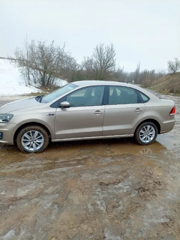 Volkswagen polo 2016 конец 155к ( родной) 1.6 ат ( aisin ) +79790520691 990.000тр продам поло декабрь 2016г комплектация hightline, состояние идеальное, 2 собственника, климат контроль, птс оригинал, вся в родной краске, без дтп и любых притертостей, все расходники поменяны, без любых вложений. подвеска тихая, нет ни звука, ни такси ни каршеринг никогда не была, двс акпп на отлично, камера заднего хода, мультируль, 4 подъёмника, abs, esp, пробег не скрученный как на 80% таких же авто, цена низ рынка на такую комплектацию и состояние так как в продаже другое авто ! 2 комплекта колес, эксплуатация бережная, ездила девушка срочно ! - фотография - 4