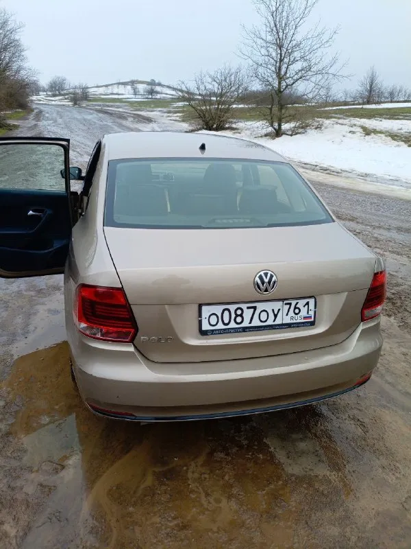 Volkswagen polo 2016 конец 155к ( родной) 1.6 ат ( aisin ) +79790520691 990.000тр продам поло декабрь 2016г комплектация hightline, состояние идеальное, 2 собственника, климат контроль, птс оригинал, вся в родной краске, без дтп и любых притертостей, все расходники поменяны, без любых вложений. подвеска тихая, нет ни звука, ни такси ни каршеринг никогда не была, двс акпп на отлично, камера заднего хода, мультируль, 4 подъёмника, abs, esp, пробег не скрученный как на 80% таких же авто, цена низ рынка на такую комплектацию и состояние так как в продаже другое авто ! 2 комплекта колес, эксплуатация бережная, ездила девушка срочно ! - фотография - 5