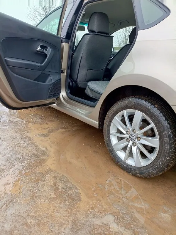 Volkswagen polo 2016 конец 155к ( родной) 1.6 ат ( aisin ) +79790520691 990.000тр продам поло декабрь 2016г комплектация hightline, состояние идеальное, 2 собственника, климат контроль, птс оригинал, вся в родной краске, без дтп и любых притертостей, все расходники поменяны, без любых вложений. подвеска тихая, нет ни звука, ни такси ни каршеринг никогда не была, двс акпп на отлично, камера заднего хода, мультируль, 4 подъёмника, abs, esp, пробег не скрученный как на 80% таких же авто, цена низ рынка на такую комплектацию и состояние так как в продаже другое авто ! 2 комплекта колес, эксплуатация бережная, ездила девушка срочно ! - фотография - 6