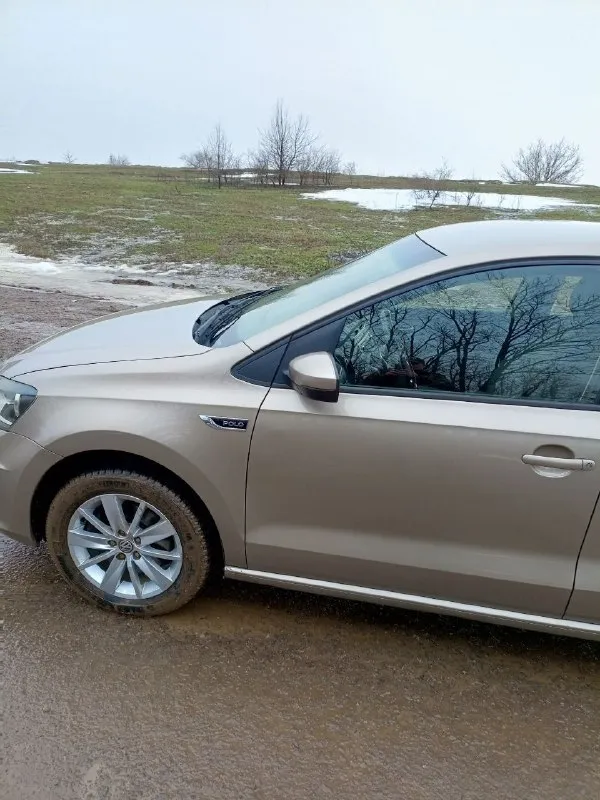 Volkswagen polo 2016 конец 155к ( родной) 1.6 ат ( aisin ) +79790520691 990.000тр продам поло декабрь 2016г комплектация hightline, состояние идеальное, 2 собственника, климат контроль, птс оригинал, вся в родной краске, без дтп и любых притертостей, все расходники поменяны, без любых вложений. подвеска тихая, нет ни звука, ни такси ни каршеринг никогда не была, двс акпп на отлично, камера заднего хода, мультируль, 4 подъёмника, abs, esp, пробег не скрученный как на 80% таких же авто, цена низ рынка на такую комплектацию и состояние так как в продаже другое авто ! 2 комплекта колес, эксплуатация бережная, ездила девушка срочно ! - фотография - 7