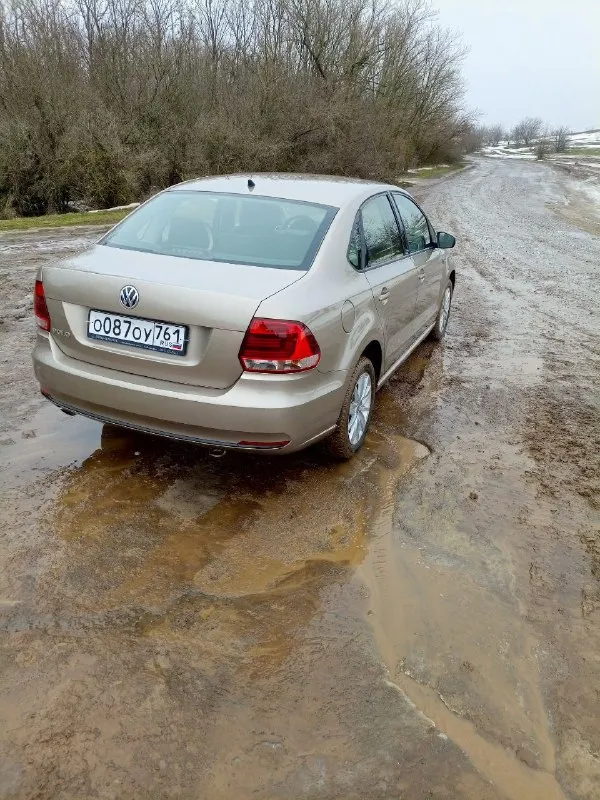 Volkswagen polo 2016 конец 155к ( родной) 1.6 ат ( aisin ) +79790520691 990.000тр продам поло декабрь 2016г комплектация hightline, состояние идеальное, 2 собственника, климат контроль, птс оригинал, вся в родной краске, без дтп и любых притертостей, все расходники поменяны, без любых вложений. подвеска тихая, нет ни звука, ни такси ни каршеринг никогда не была, двс акпп на отлично, камера заднего хода, мультируль, 4 подъёмника, abs, esp, пробег не скрученный как на 80% таких же авто, цена низ рынка на такую комплектацию и состояние так как в продаже другое авто ! 2 комплекта колес, эксплуатация бережная, ездила девушка срочно ! - фотография - 8