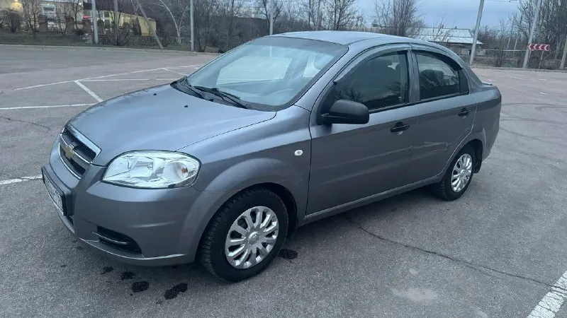 Chevrolet aveo (авео) двигатель 1.4 год: 2010 тип кпп: механическая пробег: 82 000 дополнительная информация: автомобиль в идеальном состоянии. один собственник, одна запись в птс. два косметических окраса, любые проверки. по мотору все сухо, ни одного потека, новый аккумулятор, кондиционер, пороги днище в отличном состоянии, как новая. подвеска отлично, ничего делать не нужно. гаражное хранение, реагентов не видел. два ключа, сигнализация. осмотр донецк, торг у капота цена: 560000 руб +79497710177 - фотография - 2