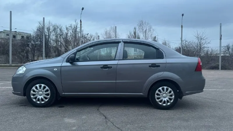 Chevrolet aveo (авео) двигатель 1.4 год: 2010 тип кпп: механическая пробег: 82 000 дополнительная информация: автомобиль в идеальном состоянии. один собственник, одна запись в птс. два косметических окраса, любые проверки. по мотору все сухо, ни одного потека, новый аккумулятор, кондиционер, пороги днище в отличном состоянии, как новая. подвеска отлично, ничего делать не нужно. гаражное хранение, реагентов не видел. два ключа, сигнализация. осмотр донецк, торг у капота цена: 560000 руб +79497710177 - фотография - 5