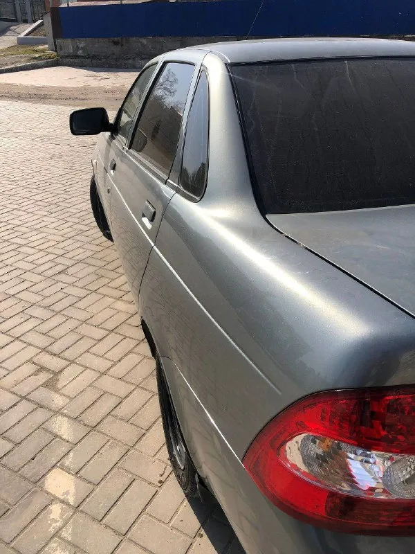 Продам свою приору 2008 год выпуска 210000 родной пробег двигатель работает идеально коробка переключает плавно посторонних звуков нет новая резина хорошая музыка центральный замок с доводчиком стекол обогрев зеркал салон чистый и опрятный стаканы лонжероны в заводском состоянии по кузову все как на фото машина полностью обслужена вложений не требует переоформление обязательно я хозяин +79498393960 📲 tg: вова ник 📞 звоните: +7(949)8393960 - фотография - 4