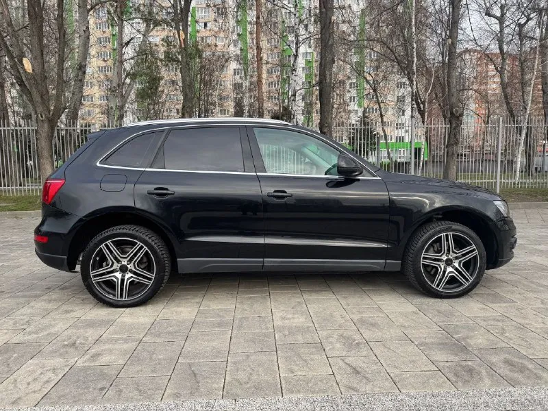 Продам audi q5 2009 год 3л дизель (238 л. с. ) пробег - 142 000 км кпп - робот автомобиль в отличном состоянии. двигатель работает ровно, без посторонних шумов, коробка переключает плавно, без пинков, ходовая часть на отлично, полностью перебрана. установлен хороший свет. есть все для комфортной езды и всё работает. светлый салон в отличном состоянии. юридически чиста без залогов и ограничений. находится в горловке цена - 1 350 000 рублей +79494372664 (тг) - фотография - 3