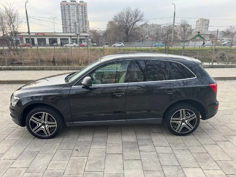 Продам audi q5 2009 год 3л дизель (238 л. с. ) пробег - 142 000 км кпп - робот автомобиль в отличном состоянии. двигатель работает ровно, без посторонних шумов, коробка переключает плавно, без пинков, ходовая часть на отлично, полностью перебрана. установлен хороший свет. есть все для комфортной езды и всё работает. светлый салон в отличном состоянии. юридически чиста без залогов и ограничений. находится в горловке цена - 1 350 000 рублей +79494372664 (тг) - фотография - 5