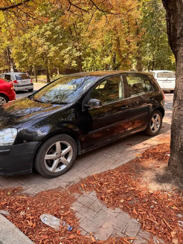 Volkswagen golf 5, гольф v 2005г, 1.6, механика, пробег 208 родной. автомобиль полностью обслужен технически, делать в ближайшее время ничего не надо. с машиной отдаю зимний и летний комплект резины. по кузову требуется работа. лобовое целое. 12 подушек безопасности. любые проверки приветствуются +79493827110 донецк цена 490 000(торг) - фотография - 2