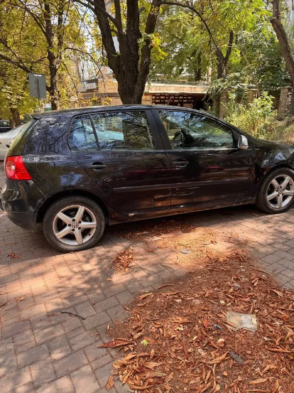 Volkswagen golf 5, гольф v 2005г, 1.6, механика, пробег 208 родной. автомобиль полностью обслужен технически, делать в ближайшее время ничего не надо. с машиной отдаю зимний и летний комплект резины. по кузову требуется работа. лобовое целое. 12 подушек безопасности. любые проверки приветствуются +79493827110 донецк цена 490 000(торг) - фотография - 4