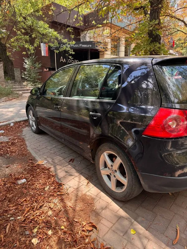 Volkswagen golf 5, гольф v 2005г, 1.6, механика, пробег 208 родной. автомобиль полностью обслужен технически, делать в ближайшее время ничего не надо. с машиной отдаю зимний и летний комплект резины. по кузову требуется работа. лобовое целое. 12 подушек безопасности. любые проверки приветствуются +79493827110 донецк цена 490 000(торг) - фотография - 6