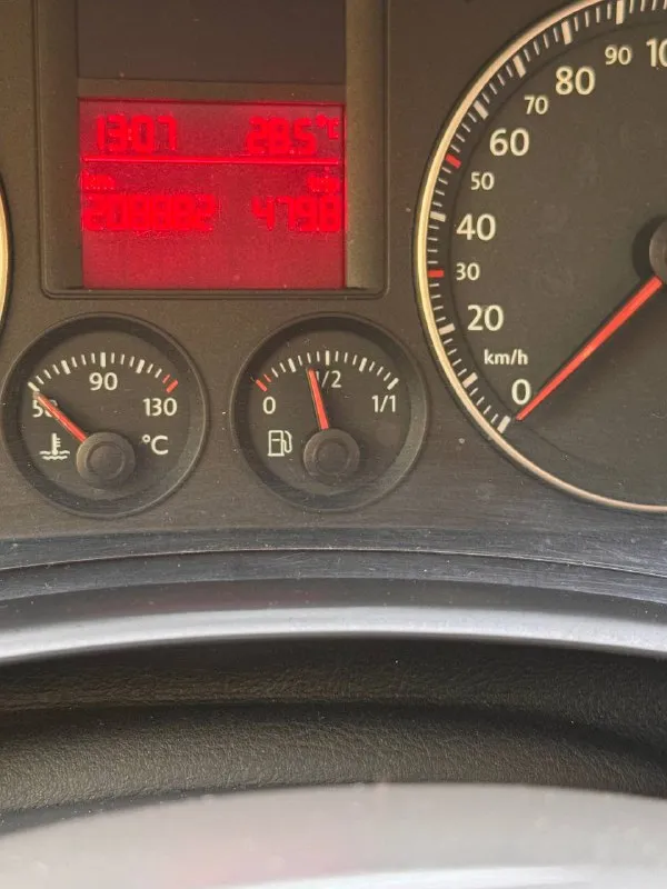 Volkswagen golf 5, гольф v 2005г, 1.6, механика, пробег 208 родной. автомобиль полностью обслужен технически, делать в ближайшее время ничего не надо. с машиной отдаю зимний и летний комплект резины. по кузову требуется работа. лобовое целое. 12 подушек безопасности. любые проверки приветствуются +79493827110 донецк цена 490 000(торг) - фотография - 7