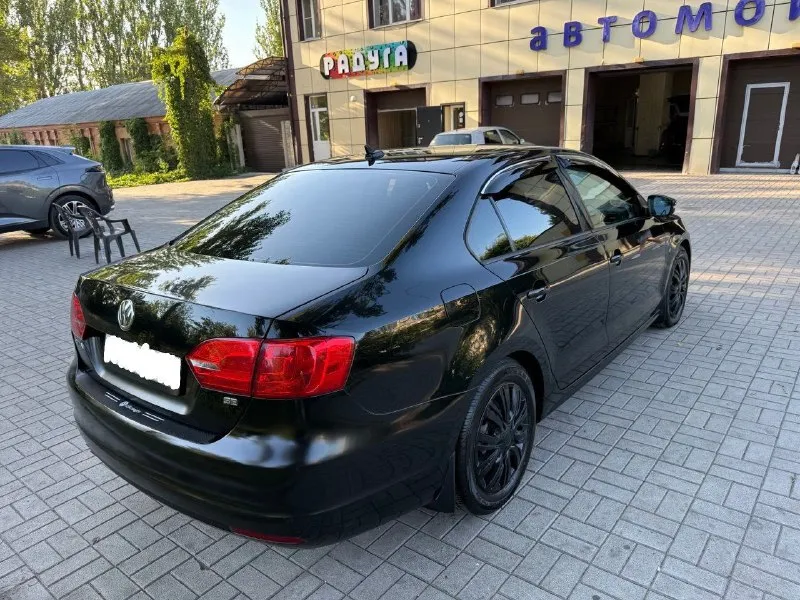 Срочно!!! volkswagen jetta vi, 2013, 1.8at 170 л. с. с пробегом 63359 мили (102000 км. ). кожаный салон. гаражное хранение. комплект зимней резины в подарок. пройдено то. цена 1100000 руб. без торга!!!тел. +79490409212. макеевка - фотография - 3