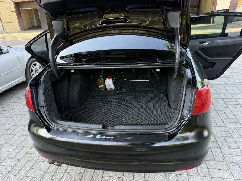 Срочно!!! volkswagen jetta vi, 2013, 1.8at 170 л. с. с пробегом 63359 мили (102000 км. ). кожаный салон. гаражное хранение. комплект зимней резины в подарок. пройдено то. цена 1100000 руб. без торга!!!тел. +79490409212. макеевка - фотография - 8