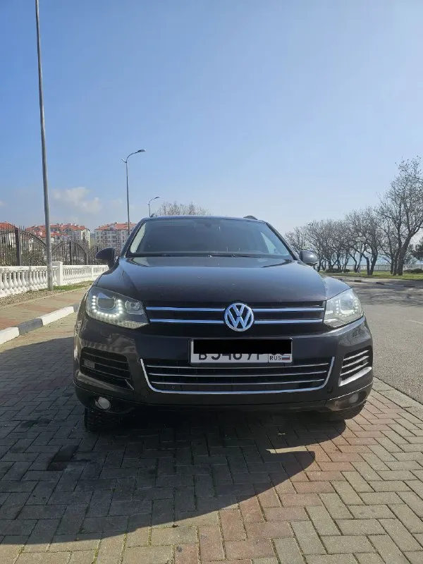 Продам volkswagen tuareg nf. 2011год в отличном техническом и внешнем состоянии. богатая комплектация:: электро привод сидений старт стоп авто холд webasto салон кожа алькантара, 4х зонный климат контроль. пневмаподвеска- обслуженна. адаптивный свет. подогрев лобового стекла подогрев руля подогрев всех сидений. диски r19 тех осмотр пройден. шикарный обслуженный автомобиль. г. донецк. +79493767460 цена 2050000р( небольшой торг) - фотография - 2