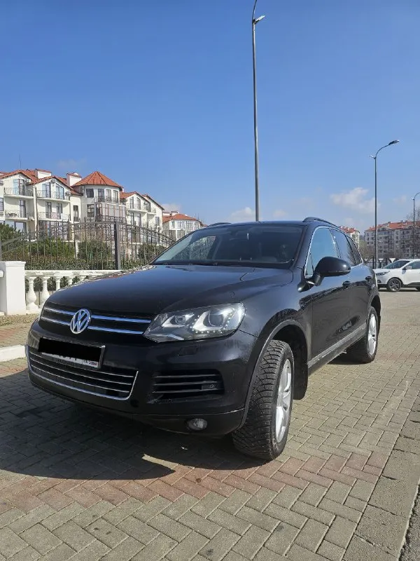 Продам volkswagen tuareg nf. 2011год в отличном техническом и внешнем состоянии. богатая комплектация:: электро привод сидений старт стоп авто холд webasto салон кожа алькантара, 4х зонный климат контроль. пневмаподвеска- обслуженна. адаптивный свет. подогрев лобового стекла подогрев руля подогрев всех сидений. диски r19 тех осмотр пройден. шикарный обслуженный автомобиль. г. донецк. +79493767460 цена 2050000р( небольшой торг) - фотография - 3