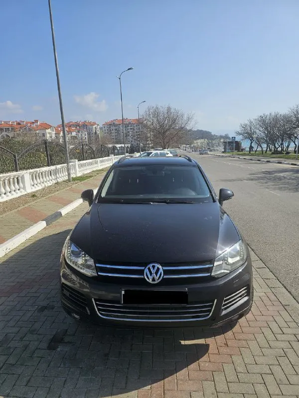 Продам volkswagen tuareg nf. 2011год в отличном техническом и внешнем состоянии. богатая комплектация:: электро привод сидений старт стоп авто холд webasto салон кожа алькантара, 4х зонный климат контроль. пневмаподвеска- обслуженна. адаптивный свет. подогрев лобового стекла подогрев руля подогрев всех сидений. диски r19 тех осмотр пройден. шикарный обслуженный автомобиль. г. донецк. +79493767460 цена 2050000р( небольшой торг) - фотография - 4