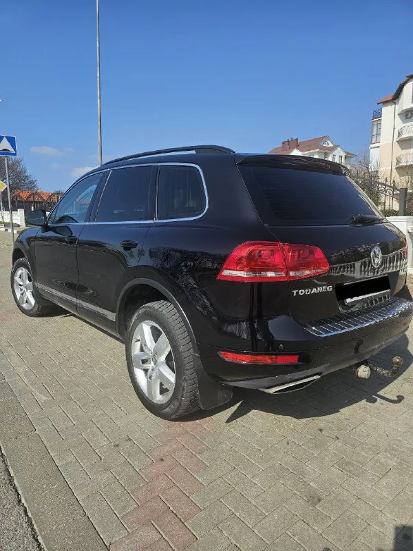 Продам volkswagen tuareg nf. 2011год в отличном техническом и внешнем состоянии. богатая комплектация:: электро привод сидений старт стоп авто холд webasto салон кожа алькантара, 4х зонный климат контроль. пневмаподвеска- обслуженна. адаптивный свет. подогрев лобового стекла подогрев руля подогрев всех сидений. диски r19 тех осмотр пройден. шикарный обслуженный автомобиль. г. донецк. +79493767460 цена 2050000р( небольшой торг) - фотография - 5