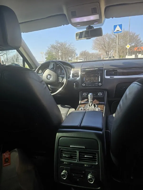 Продам volkswagen tuareg nf. 2011год в отличном техническом и внешнем состоянии. богатая комплектация:: электро привод сидений старт стоп авто холд webasto салон кожа алькантара, 4х зонный климат контроль. пневмаподвеска- обслуженна. адаптивный свет. подогрев лобового стекла подогрев руля подогрев всех сидений. диски r19 тех осмотр пройден. шикарный обслуженный автомобиль. г. донецк. +79493767460 цена 2050000р( небольшой торг) - фотография - 9