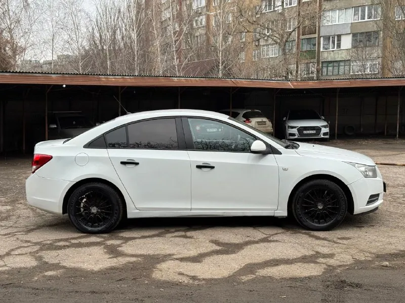 Chevrolet cruze 2012 1.6 мкпп цена: 695.000₽ + разумный торг реальному покупателю chevrolet круз - пробег 140.000 км (родной) - 2 ключа - мотор коробка в отличном состоянии нареканий нет, не дымит не троит, делать ничего не нужно сел и поехал - салон как новый, чистый ухоженный - зимняя резина - комплектация 2 эл. стеклоподъемника, подогрев сидений, подогрев заднего стекла, эл. регулировка зеркал, стоит хороший свет - печка, кондиционер все работает - документы кристально чистые, без штрафов, запретов и т. д переоформление без проблем могу присутствовать в мрэо осмотр макеевка тел: +79490976176 📞 звоните: +7(949)0976176 - фотография - 3