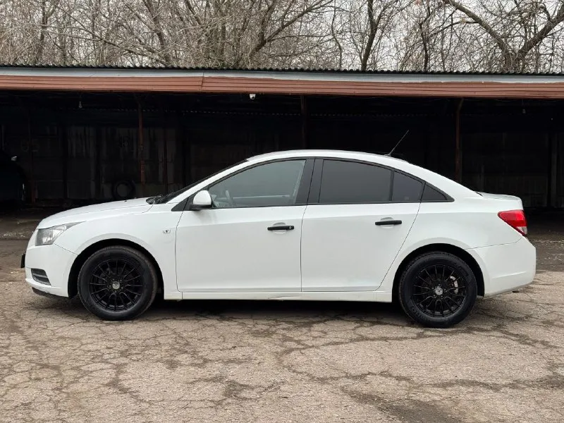 Chevrolet cruze 2012 1.6 мкпп цена: 695.000₽ + разумный торг реальному покупателю chevrolet круз - пробег 140.000 км (родной) - 2 ключа - мотор коробка в отличном состоянии нареканий нет, не дымит не троит, делать ничего не нужно сел и поехал - салон как новый, чистый ухоженный - зимняя резина - комплектация 2 эл. стеклоподъемника, подогрев сидений, подогрев заднего стекла, эл. регулировка зеркал, стоит хороший свет - печка, кондиционер все работает - документы кристально чистые, без штрафов, запретов и т. д переоформление без проблем могу присутствовать в мрэо осмотр макеевка тел: +79490976176 📞 звоните: +7(949)0976176 - фотография - 5