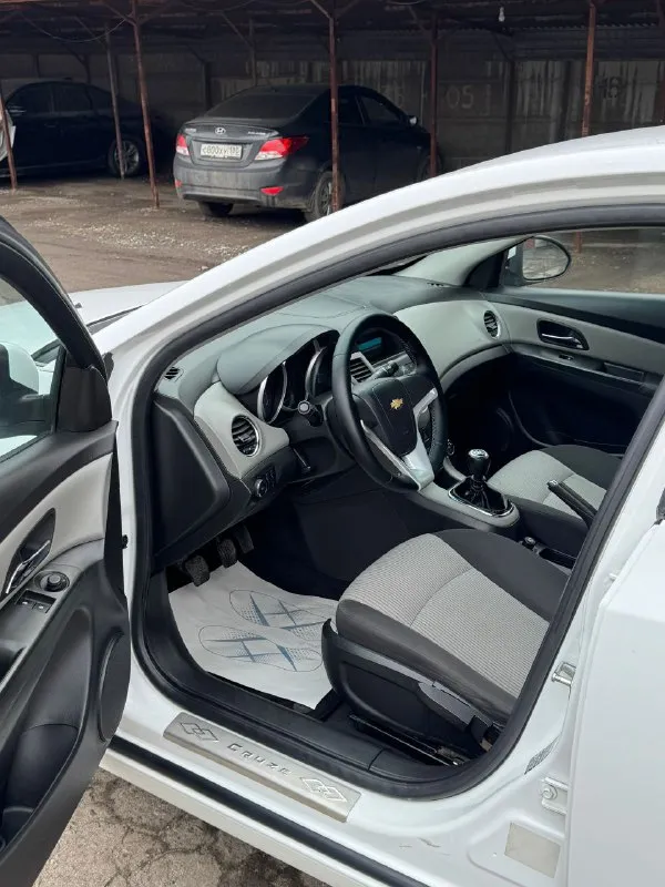 Chevrolet cruze 2012 1.6 мкпп цена: 695.000₽ + разумный торг реальному покупателю chevrolet круз - пробег 140.000 км (родной) - 2 ключа - мотор коробка в отличном состоянии нареканий нет, не дымит не троит, делать ничего не нужно сел и поехал - салон как новый, чистый ухоженный - зимняя резина - комплектация 2 эл. стеклоподъемника, подогрев сидений, подогрев заднего стекла, эл. регулировка зеркал, стоит хороший свет - печка, кондиционер все работает - документы кристально чистые, без штрафов, запретов и т. д переоформление без проблем могу присутствовать в мрэо осмотр макеевка тел: +79490976176 📞 звоните: +7(949)0976176 - фотография - 8