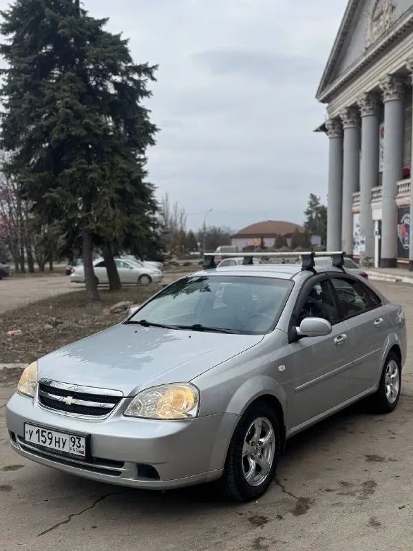 В продаже эксклюзивный вариант chevrolet lacetti 2005 г. с пробегом 84.000 км, в одних руках с салона, все подтверждается документами и автотекой( причем фиксация пробега была каждый год) автомобиль всю время находился в краснодаре, отсюда и около идеально состояние кузова. крашен бампер и частично угол переднего крыла(зацепились об ворота) остальное родной окрас. толщиномер предоставлю. в дтп не участвовала(все герметики, сварные точки и т. д. заводские), ничего не крутилось и не снималось. остекление оригинал, без трещин и сколов. комплектация с кондиционером, стеклоподъемниками, гур, abs, airbag, электрозеркала, сигнализация с обратной связью, неплохая музыка. два ключа, птс оригинал. ручник держит, автомобиль полностью обслужен. кпп отлично работает новая летняя резина тех осмотр пройден. кто ищет автомобиль для себя на долгое время - лучший вариант. +79493594733 620.000 торг у капота макеевка 📲 tg: @killreall17 📞 звоните: +7(949)3594733 - фотография - 2