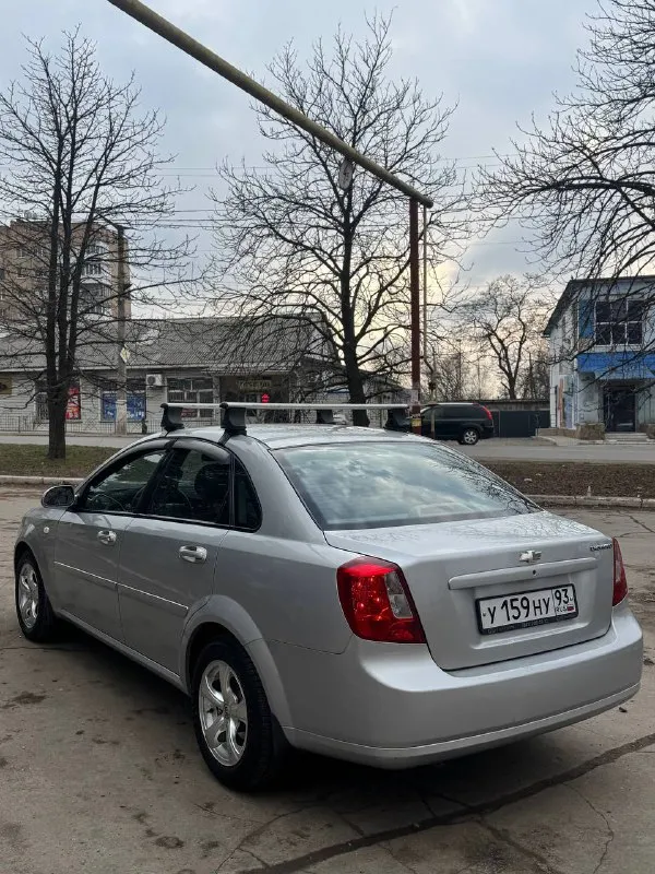 В продаже эксклюзивный вариант chevrolet lacetti 2005 г. с пробегом 84.000 км, в одних руках с салона, все подтверждается документами и автотекой( причем фиксация пробега была каждый год) автомобиль всю время находился в краснодаре, отсюда и около идеально состояние кузова. крашен бампер и частично угол переднего крыла(зацепились об ворота) остальное родной окрас. толщиномер предоставлю. в дтп не участвовала(все герметики, сварные точки и т. д. заводские), ничего не крутилось и не снималось. остекление оригинал, без трещин и сколов. комплектация с кондиционером, стеклоподъемниками, гур, abs, airbag, электрозеркала, сигнализация с обратной связью, неплохая музыка. два ключа, птс оригинал. ручник держит, автомобиль полностью обслужен. кпп отлично работает новая летняя резина тех осмотр пройден. кто ищет автомобиль для себя на долгое время - лучший вариант. +79493594733 620.000 торг у капота макеевка 📲 tg: @killreall17 📞 звоните: +7(949)3594733 - фотография - 3