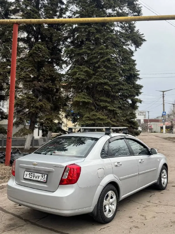 В продаже эксклюзивный вариант chevrolet lacetti 2005 г. с пробегом 84.000 км, в одних руках с салона, все подтверждается документами и автотекой( причем фиксация пробега была каждый год) автомобиль всю время находился в краснодаре, отсюда и около идеально состояние кузова. крашен бампер и частично угол переднего крыла(зацепились об ворота) остальное родной окрас. толщиномер предоставлю. в дтп не участвовала(все герметики, сварные точки и т. д. заводские), ничего не крутилось и не снималось. остекление оригинал, без трещин и сколов. комплектация с кондиционером, стеклоподъемниками, гур, abs, airbag, электрозеркала, сигнализация с обратной связью, неплохая музыка. два ключа, птс оригинал. ручник держит, автомобиль полностью обслужен. кпп отлично работает новая летняя резина тех осмотр пройден. кто ищет автомобиль для себя на долгое время - лучший вариант. +79493594733 620.000 торг у капота макеевка 📲 tg: @killreall17 📞 звоните: +7(949)3594733 - фотография - 4