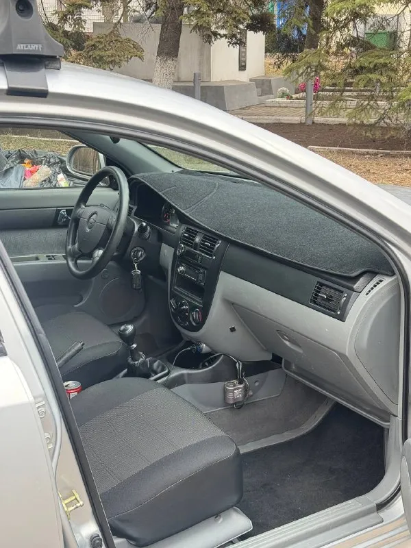 В продаже эксклюзивный вариант chevrolet lacetti 2005 г. с пробегом 84.000 км, в одних руках с салона, все подтверждается документами и автотекой( причем фиксация пробега была каждый год) автомобиль всю время находился в краснодаре, отсюда и около идеально состояние кузова. крашен бампер и частично угол переднего крыла(зацепились об ворота) остальное родной окрас. толщиномер предоставлю. в дтп не участвовала(все герметики, сварные точки и т. д. заводские), ничего не крутилось и не снималось. остекление оригинал, без трещин и сколов. комплектация с кондиционером, стеклоподъемниками, гур, abs, airbag, электрозеркала, сигнализация с обратной связью, неплохая музыка. два ключа, птс оригинал. ручник держит, автомобиль полностью обслужен. кпп отлично работает новая летняя резина тех осмотр пройден. кто ищет автомобиль для себя на долгое время - лучший вариант. +79493594733 620.000 торг у капота макеевка 📲 tg: @killreall17 📞 звоните: +7(949)3594733 - фотография - 5