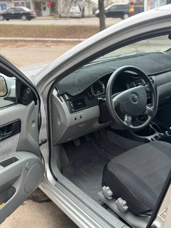 В продаже эксклюзивный вариант chevrolet lacetti 2005 г. с пробегом 84.000 км, в одних руках с салона, все подтверждается документами и автотекой( причем фиксация пробега была каждый год) автомобиль всю время находился в краснодаре, отсюда и около идеально состояние кузова. крашен бампер и частично угол переднего крыла(зацепились об ворота) остальное родной окрас. толщиномер предоставлю. в дтп не участвовала(все герметики, сварные точки и т. д. заводские), ничего не крутилось и не снималось. остекление оригинал, без трещин и сколов. комплектация с кондиционером, стеклоподъемниками, гур, abs, airbag, электрозеркала, сигнализация с обратной связью, неплохая музыка. два ключа, птс оригинал. ручник держит, автомобиль полностью обслужен. кпп отлично работает новая летняя резина тех осмотр пройден. кто ищет автомобиль для себя на долгое время - лучший вариант. +79493594733 620.000 торг у капота макеевка 📲 tg: @killreall17 📞 звоните: +7(949)3594733 - фотография - 7