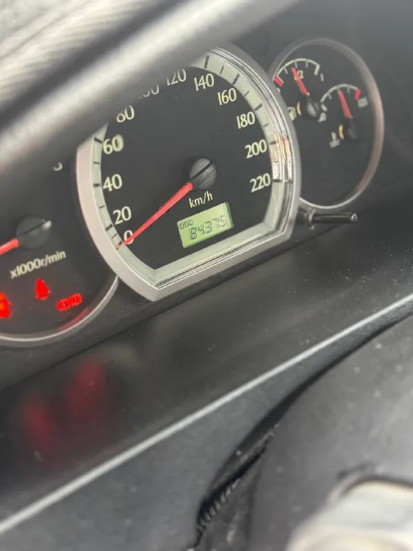 В продаже эксклюзивный вариант chevrolet lacetti 2005 г. с пробегом 84.000 км, в одних руках с салона, все подтверждается документами и автотекой( причем фиксация пробега была каждый год) автомобиль всю время находился в краснодаре, отсюда и около идеально состояние кузова. крашен бампер и частично угол переднего крыла(зацепились об ворота) остальное родной окрас. толщиномер предоставлю. в дтп не участвовала(все герметики, сварные точки и т. д. заводские), ничего не крутилось и не снималось. остекление оригинал, без трещин и сколов. комплектация с кондиционером, стеклоподъемниками, гур, abs, airbag, электрозеркала, сигнализация с обратной связью, неплохая музыка. два ключа, птс оригинал. ручник держит, автомобиль полностью обслужен. кпп отлично работает новая летняя резина тех осмотр пройден. кто ищет автомобиль для себя на долгое время - лучший вариант. +79493594733 620.000 торг у капота макеевка 📲 tg: @killreall17 📞 звоните: +7(949)3594733 - фотография - 8