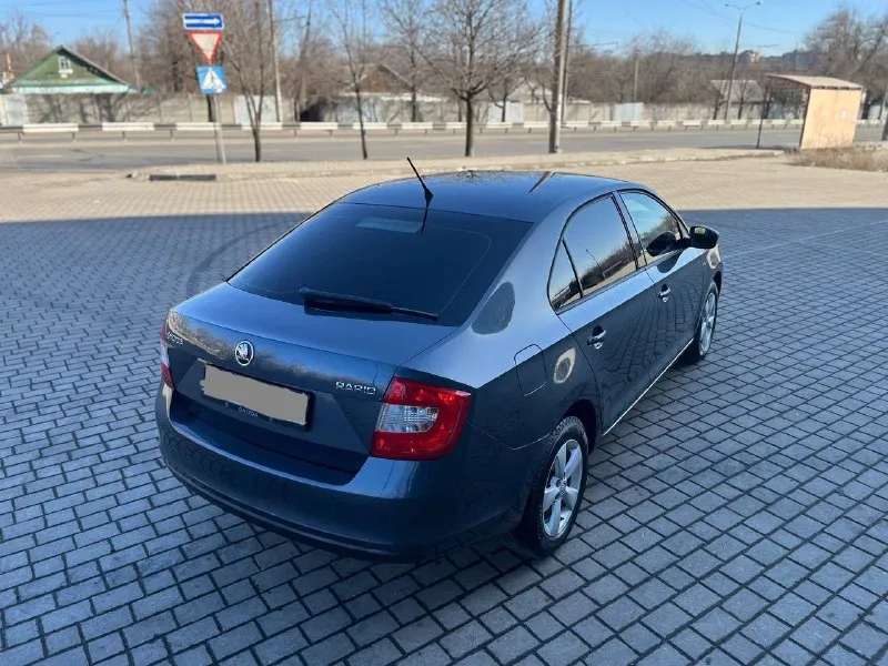 Skoda rapid в шикарном состоянии! 🔥без окрасов ! все стекла родные ! 🔥 год 2015г кузов лифтбек мотор 1.6 бензиновый мрi (атмосферный) коробка механика 5ст. передний привод пробег 190.000 тыс. км (родной ) автотека зеленая 🧤 2 хозяин! 🔥комплектация🔥 климат контроль! подогрев сидений ! круиз контроль ! 4 эл. стеклоподъёмника ! бортовой компьютер ! обогрев заднего стекла! эл. зеркала с подогревом корректор фар! дхо! сигнализация ! би лэд в фарах! лэд птф! разъемы под aux usb! разъем 12v! магнитола bluetooth! мульти руль ! литые диски r15! 2 ключа ! ✅донецк. стоимость 1.030.000 тел. +79885860906 - фотография - 6