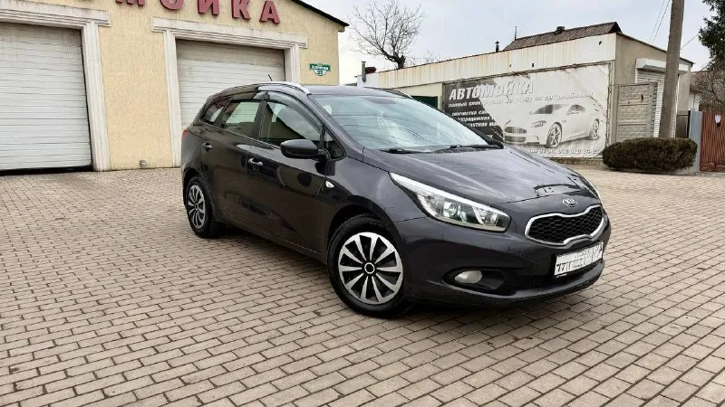 Продам kia ceed 2015 года выпуска состояния идеальное собственник 6 ступенчатая механика полная комплектация : подогрев руля, подогрев сидений мульти руль голосовой помощник bluetooth с родным пробегом 210.000 1.6 газ бензин вложений не требует во владение 1 год комплект новой летней резины комплект летней новой резины салон чистый и не прокуренный по документам любое переформление остальные вопросы по телефону +79490362879 цена 780.000 торг у капота. возможен обмен с вашей доплатой. - фотография - 2